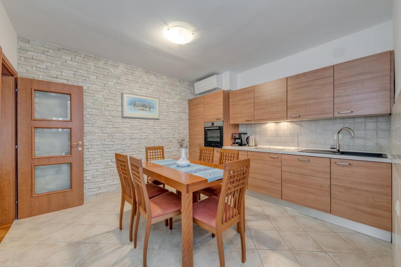 Apartmani Mirta Omiš Buitenkant foto