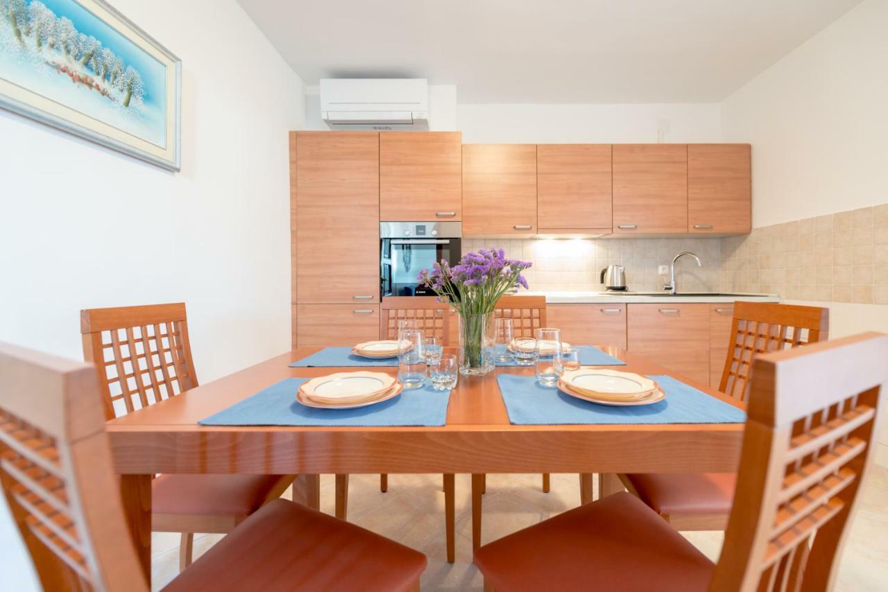 Apartmani Mirta Omiš Buitenkant foto